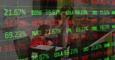 Bu resimde, yöneticiler bilgisayar ekranına bakarken ekonomi ve teknolojiyi tartışıyorlar. Görüntü, finansal verileri olan bir borsa görüntüsünün dijital olarak oluşturulmuş bir görüntüsü.. 