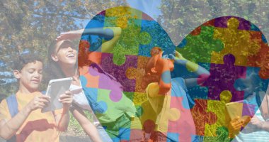 Neşeli oyun oynayan çocuklar yerine renkli yapboz parçaları. otizm, öğrenme güçlüğü, destek ve farkındalık kavramı dijital olarak oluşturulmuş görüntü.