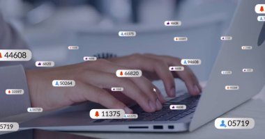 Ofiste dizüstü bilgisayar kullanan iş adamının orta kesimine karşı sosyal medya simgeleri. Sosyal medya ağı ve iş teknolojisi kavramı