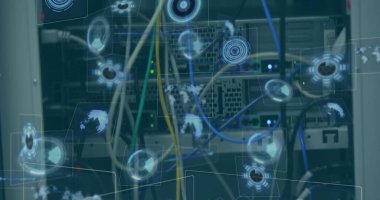 Bilgisayar sunucusu üzerinden veri işleme resmi. Küresel iş, hesaplama, veri işleme ve bağlantılar konsepti dijital olarak oluşturuldu.