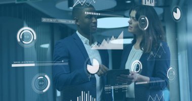 Çeşitli işadamları ve iş kadınlarının ofiste tartıştığı veri işleme görüntüsü. Bilgisayar arayüzü ve iş veri teknolojisi kavramı