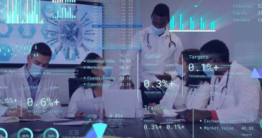 Ofisteki çeşitli iş adamlarıyla ilgili finansal veri işleme resmi. Küresel finans, iş, bağlantılar, hesaplama ve veri işleme kavramı dijital olarak oluşturuldu.