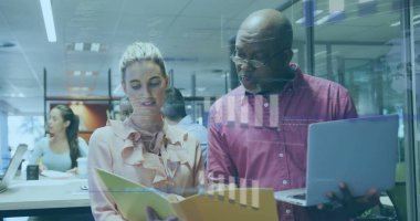 Ofisteki çeşitli iş adamlarıyla ilgili finansal veri işleme resmi. Küresel finans, iş, bağlantılar, hesaplama ve veri işleme kavramı dijital olarak oluşturuldu.