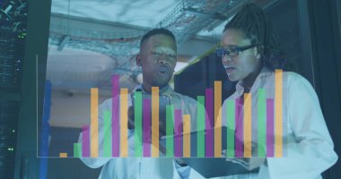 Sunucu odasında tartışan çeşitli erkek ve kadın mühendislerin veri işleme görüntüsü. Küresel iş ve tıbbi sağlık teknolojisi kavramı