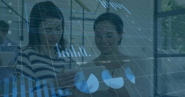 Ofisteki çeşitli iş adamlarının veri işleme görüntüsü. Küresel iş ve dijital arayüz kavramı dijital olarak oluşturulmuş görüntü.