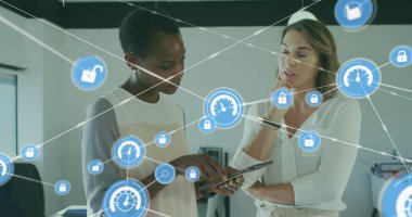 Çeşitli kadın iş arkadaşlarının dijital tabletle ilgili raporları tartışması üzerine bağlantılı simgelerin görüntüsü. Dijital bileşik, çoklu pozlama, iletişim, iş dünyası, takım çalışması ve teknoloji kavramı.