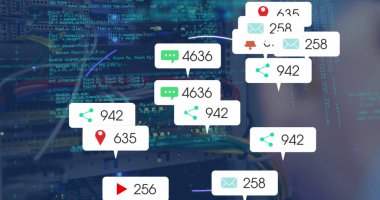 Sunucu odasında çalışan mühendisin orta bölümüne karşı çoklu sosyal medya simgeleri. Sosyal medya ağı ve iş veri depolama teknolojisi kavramı