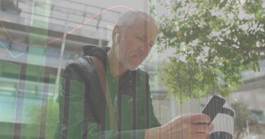 Akıllı telefonları olan beyaz bir adamın mali veri işleme görüntüsü. Küresel finans, iş, bağlantılar, hesaplama ve veri işleme kavramı dijital olarak oluşturuldu.