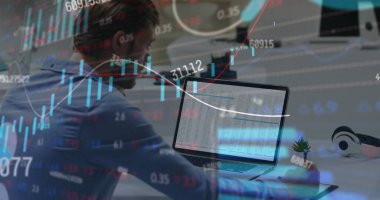 Ofiste not alan beyaz bir adama karşı borsa veri işleme görüntüsü. Küresel ekonomi ve iş teknolojisi kavramı