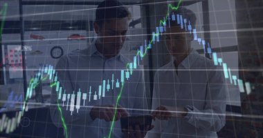 Çeşitli iş adamları üzerinde finansal veri işleme görüntüsü. Küresel iş, finans ve veri işleme kavramı dijital olarak oluşturulmuş görüntü.