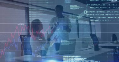 Ofiste iş tartışması yapan çeşitli meslektaşların mali veri işleme görüntüsü. Küresel iş, bilgisayar, iletişim ve dijital arayüz kavramı dijital olarak oluşturulmuş görüntü.
