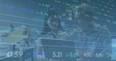 Ofiste dizüstü bilgisayarla tartışan çeşitli meslektaşların borsa veri işleme görüntüsü. Küresel ekonomi ve iş teknolojisi kavramı