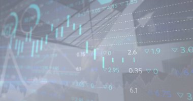 Yüksek binaların düşük açılı görüntüsüne karşı istatistiksel ve borsa veri işleme görüntüsü. Küresel ekonomi ve iş veri teknolojisi kavramı