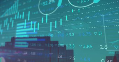 Modern ofis binası üzerinde finansal veri işleme resmi. Küresel iş, finans, bilgisayar ve veri işleme kavramı dijital olarak oluşturulmuş görüntü.