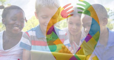 Mutlu oyun oynayan çocuklar için renkli yapboz parçaları. otizm, öğrenme güçlüğü, destek ve farkındalık kavramı dijital olarak oluşturulmuş görüntü.