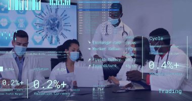 Ofisteki çeşitli iş adamlarıyla ilgili finansal veri işleme resmi. Küresel finans, iş, bağlantılar, hesaplama ve veri işleme kavramı dijital olarak oluşturuldu.