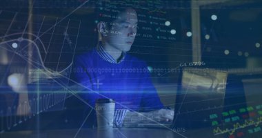 Bilgisayar dili, grafikler, alım satım tahtası, dizüstü bilgisayarda çalışan Asyalı adam. Dijital bileşik, çoklu pozlama, rapor, iş dünyası, borsa, kodlama, programlama dili, teknoloji.