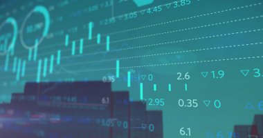 Modern ofis binası üzerinde finansal veri işleme resmi. Küresel iş, finans, bilgisayar ve veri işleme kavramı dijital olarak oluşturulmuş görüntü.