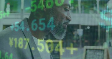 Çok renkli ticaret kurulu görüntüsü, kıdemli Afro-Amerikan bir adam yemek yiyor ve cep telefonuna bakıyor. Dijital bileşik, çoklu pozlama, iş, gıda, emeklilik, borsa ve teknoloji.