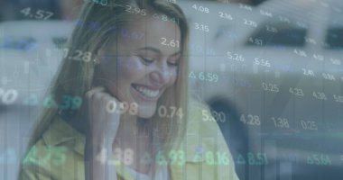 Kafedeki bir arkadaşla konuşan Kafkasyalı kadının borsada veri işleme görüntüsü. Küresel ekonomi ve iş veri teknolojisi kavramı