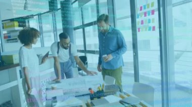 Ofisteki çeşitli iş adamları üzerinde dijital veri işleme animasyonu. Küresel finans, işletme, bağlantılar, hesaplama ve veri işleme kavramı, dijital olarak oluşturulmuş video.