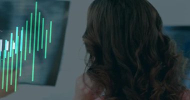 Röntgen inceleniyor, doktor verileri analiz ediyor ve muayenehanede animasyon örtüsü uyguluyor. Sağlık, teşhis, teknoloji, analiz, profesyonel, yenilik