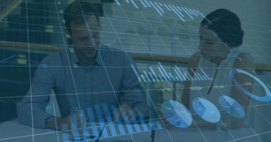 Finansal tablolar ve grafikler inceleniyor. Veri animasyonuyla ofisteki iş adamları. finans, analitik, takım çalışması, kurumsal