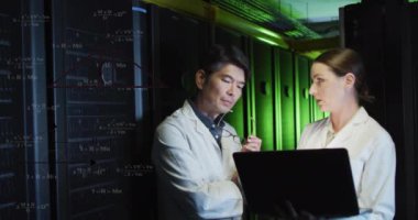 Çeşitli teknisyenlerin sunucularla bilimsel veri işleme animasyonu. Küresel bilim, bağlantılar, hesaplama ve veri işleme kavramı, dijital olarak oluşturulmuş video.