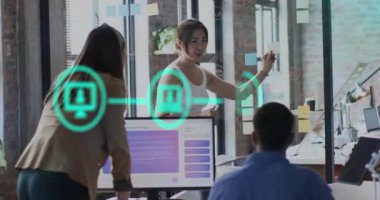 Ofisteki çeşitli iş adamları üzerinde dijital simgelerin ve veri işlemlerinin animasyonu. Küresel finans, işletme, bağlantılar, hesaplama ve veri işleme kavramı, dijital olarak oluşturulmuş video.