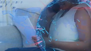 Telefonda konuşan ve belge okuyan, dünya haritası üzerinde yaşayan bir kadın. İletişim, çoklu görev, iş, teknoloji, küresel, kurumsal