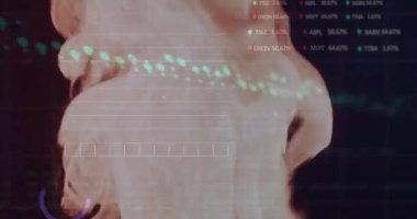 Alevler üzerinde işlenen finansal verilerin animasyonu. Küresel finans, işletme, bağlantılar, hesaplama ve veri işleme kavramı, dijital olarak oluşturulmuş video.