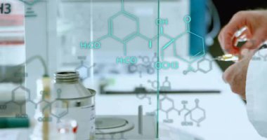 Kafkas erkek bilim adamının laboratuvarda bilimsel veri işleme animasyonu. Küresel bilim, bağlantılar, hesaplama ve veri işleme kavramı, dijital olarak oluşturulmuş video.