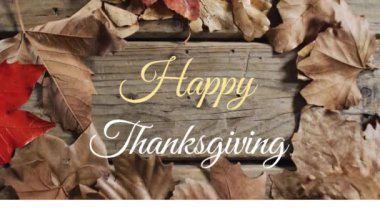 Tahta tahtalarda sonbahar yaprakları üzerinde mutlu şükran günü metinlerinin animasyonu. Şükran Günü, Amerikan vatanseverliği, şenlik, kutlama ve gelenek konsepti, dijital olarak üretilen video.