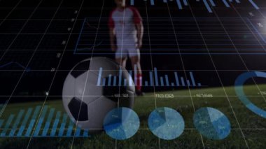 Finansal verilerin ve grafik animasyonlarının üzerinde topu olan bir futbolcu. finans, teknoloji, istatistik, atlet, spor, yatırım