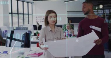 Finansal veri tablolarını canlandırmak, çeşitli meslektaşların modern ofiste projeyi tartışması. İş, takım çalışması, işbirliği