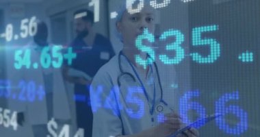 Hastane geçmişinde finansal veri animasyonu olan gülümseyen bir tıp uzmanı. Sağlık, finans, veri analizi, teknoloji
