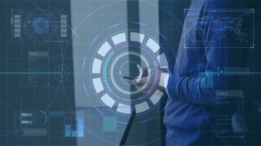 Akıllı telefon kullanan beyaz iş adamının finansal veri işleme animasyonu. Küresel iş, bağlantılar, hesaplama ve veri işleme kavramı, dijital olarak oluşturulmuş video.