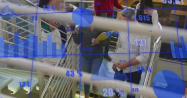 Ofisteki çeşitli iş adamları üzerinde finansal veri işleme animasyonu. Küresel finans, işletme, bağlantılar, hesaplama ve veri işleme kavramı, dijital olarak oluşturulmuş video.