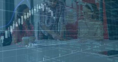 Finansal veriler ve borsa çizelgesi ofisteki işadamları üzerinde. Finans, büyüme, analitik, takım çalışması, yatırım, şirket