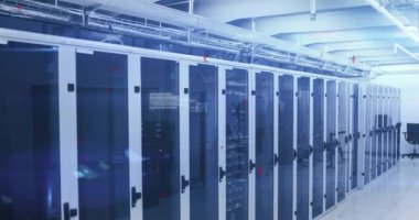 Bilgisayar sunucuları üzerinde dijital veri işleme animasyonu. Küresel bağlantılar, hesaplama ve veri işleme kavramı, dijital olarak oluşturulmuş video.