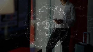 Ağ bağlantıları ve akıllı telefon kullanan insan üzerindeki veri işleme animasyonları. Teknoloji, bağlantı, iletişim, dijital