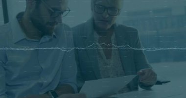 İş arkadaşları üzerinde veri işleme animasyonu olan belgeleri inceliyor. Takım çalışması, işbirliği, teknoloji, analitik, ofis, strateji