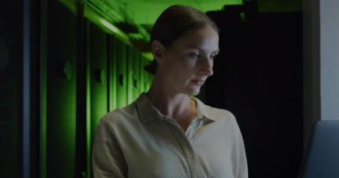 Bilgisayar sunucuları tarafından, beyaz tenli kadın teknisyen üzerinde bilimsel veri işleme animasyonu. Küresel bilim, bağlantılar, hesaplama ve veri işleme kavramı, dijital olarak oluşturulmuş video.