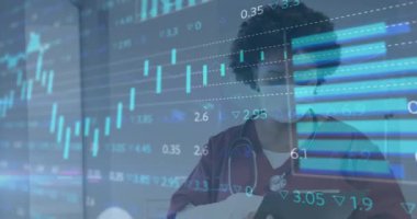 Elinde tablet, borsa veri animasyonu olan bir sağlık görevlisi. Teknoloji, yatırım, finans, analiz, meslek