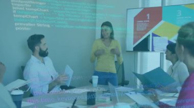 Ofisteki çeşitli iş adamları üzerinde dijital veri işleme animasyonu. Küresel finans, işletme, bağlantılar, hesaplama ve veri işleme kavramı, dijital olarak oluşturulmuş video.