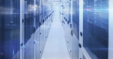 Bilgisayar sunucuları üzerinde dijital veri işleme animasyonu. Küresel bağlantılar, hesaplama ve veri işleme kavramı, dijital olarak oluşturulmuş video.