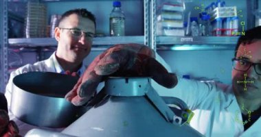 Laboratuvardaki çeşitli bilim adamları üzerinde bilimsel veri işleme animasyonu. Küresel bilim, bağlantılar, hesaplama ve veri işleme kavramı, dijital olarak oluşturulmuş video.