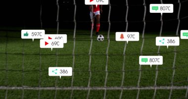 Afro-Amerikan futbolcu golü atarken birden fazla uyarı barının görüntüsü. Dijital kompozit, çoklu pozlama, sosyal medya anımsatıcı, spor ve yarışma konsepti.