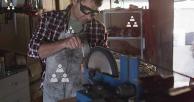 Kafkasyalı erkek tamircinin üzerinde atölyede makine kullanarak hareket eden simgeler. Dijital bileşik, sosyal medya, teknoloji, iş, ekipman, çalışma, beceri kavramı.