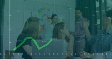 Ofiste tartışan çeşitli iş adamları için finansal grafik animasyonu. takım çalışması, finans, analitik, tartışma, işbirliği, strateji